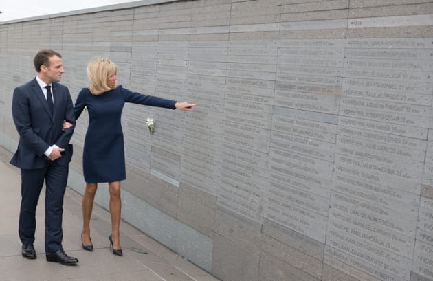 Brigitte Macron face au mur de la mémoire à Buenos Aires