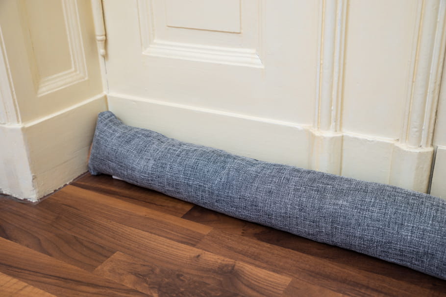 Bas de porte : les solutions pour bien isoler