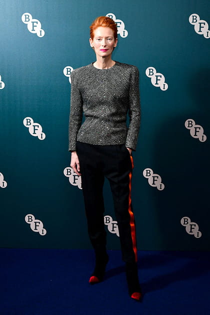 Tilda Swinton en top métallisé et pantalon noir