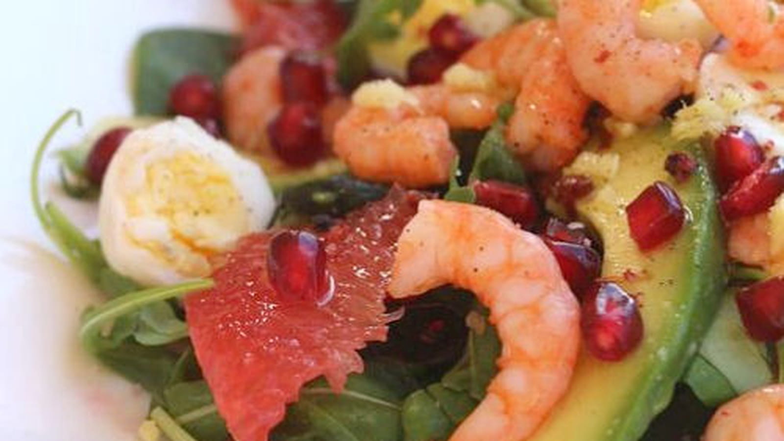 Salade d'avocats, pamplemousse rose, grenade et crevettes