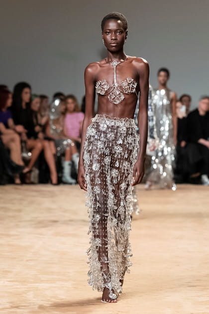 Soutien-gorge bijou et jupe longue transparente aper&ccedil;us sur le d&eacute;fil&eacute; Paco Rabanne