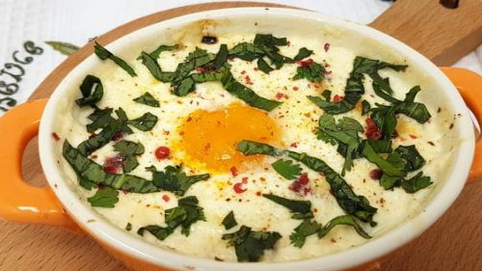 Oeuf cocotte chèvre et échalotes
