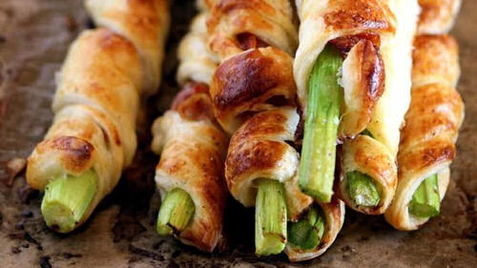 Feuilletés d'asperges vertes au jambon cru