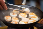 Pour des Saint-Jacques bien dorées et fondantes à cœur, les grands chefs font ce simple geste avant la cuisson