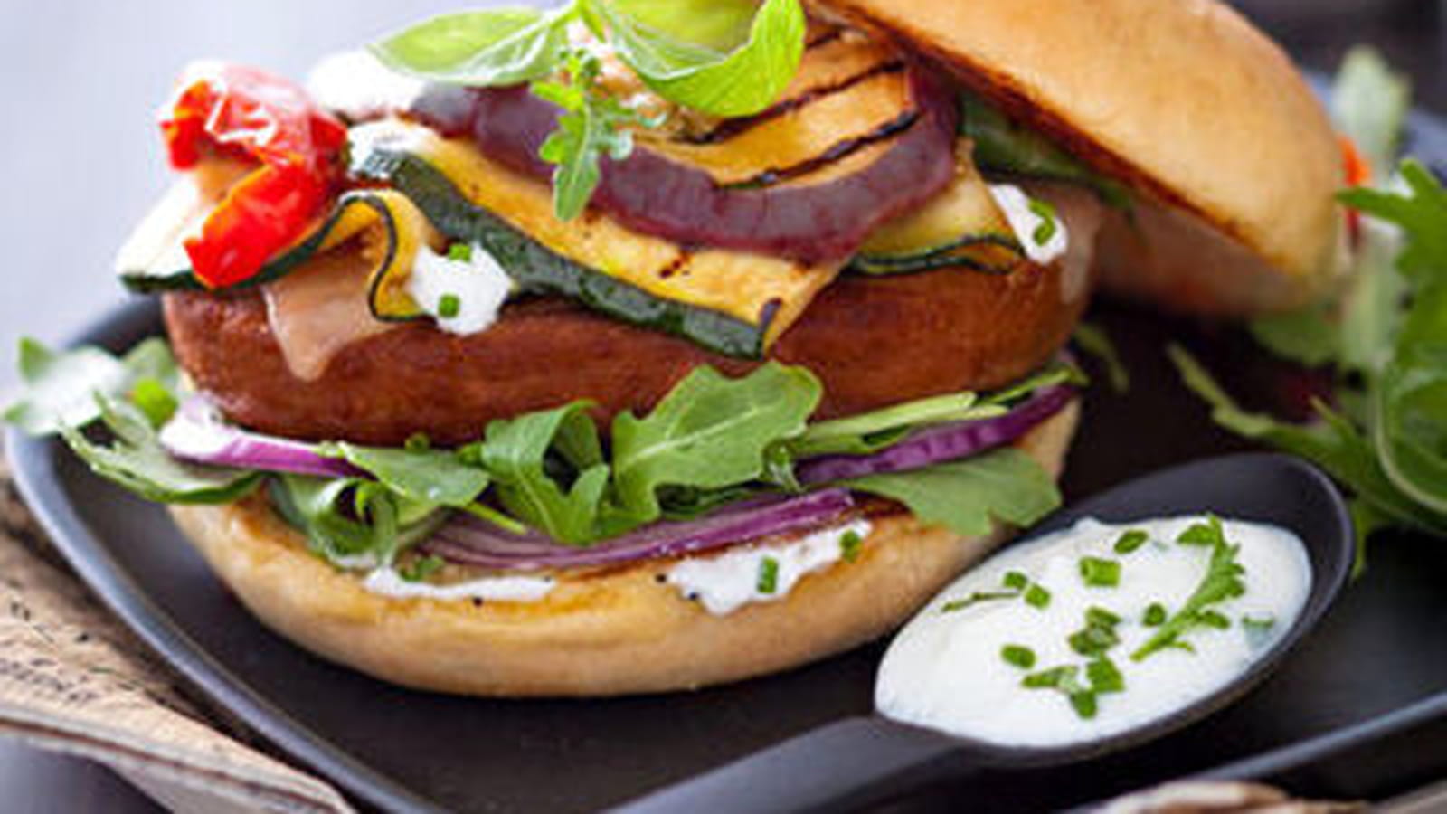 Hamburger végétarien aux courgettes, aubergines, tomates séchées et comté