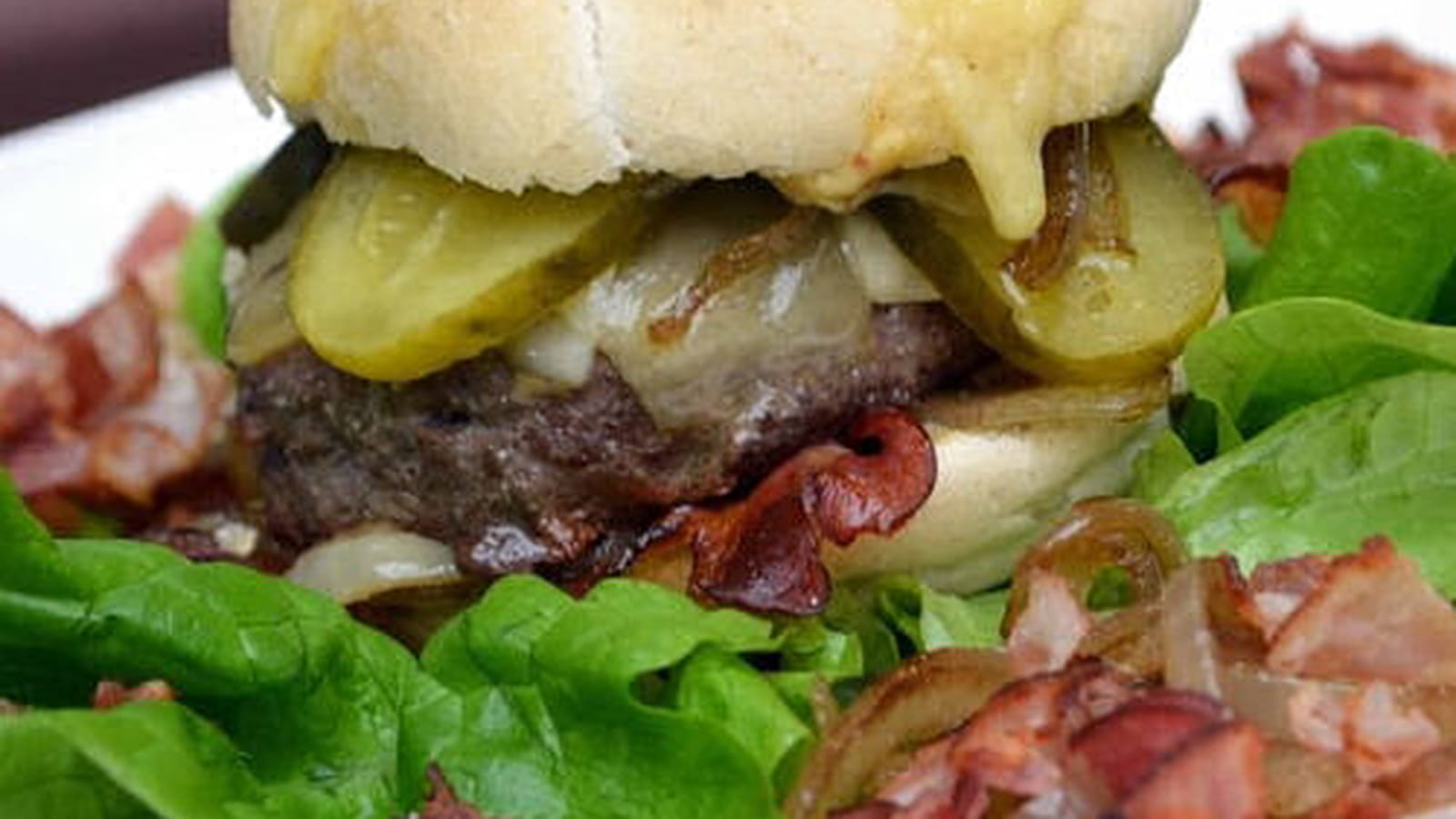 Burger au lard fumé, comté et oignons confits au balsamique