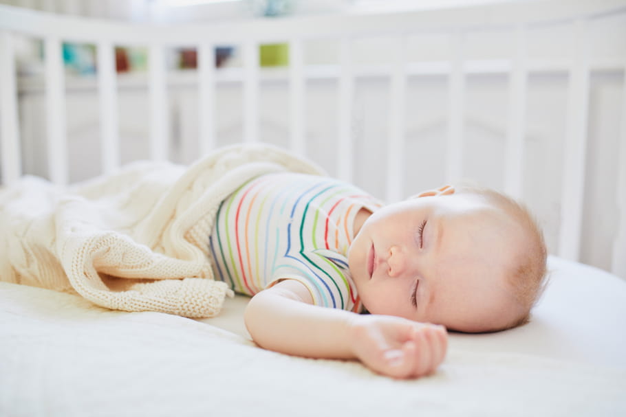 Siestes de bébé mois par mois