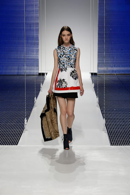 D&eacute;fil&eacute; Cruise 2015 : la veste sans manche brod&eacute; sur jupe en soie marine