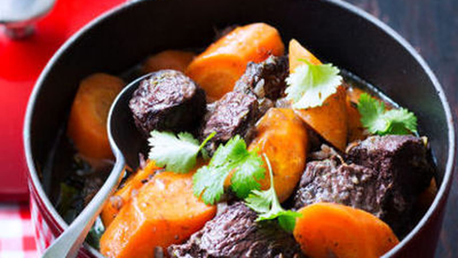 Carottes mijotées en plat en sauce
