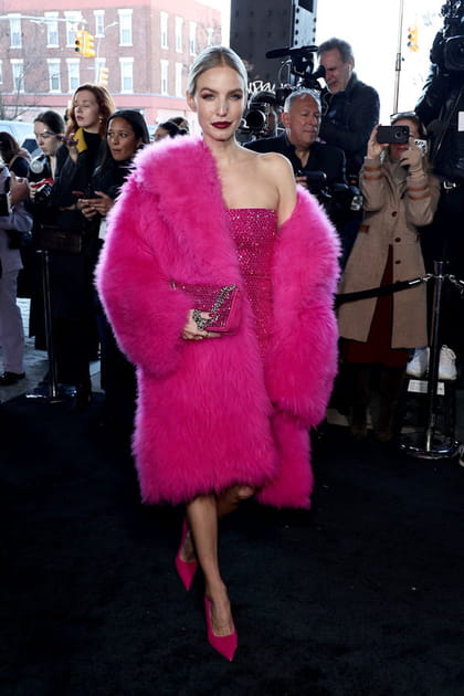 Leonie Hanne en look rose avec un maxi manteau &agrave; fourrure et une robe bustier &agrave; strass au d&eacute;fil&eacute; Michael Kors