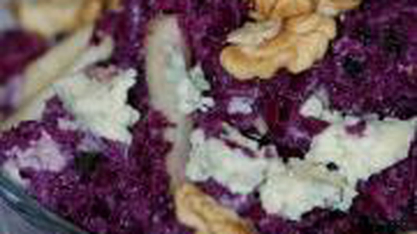 Salade de chou rouge, pommes, noix et roquefort