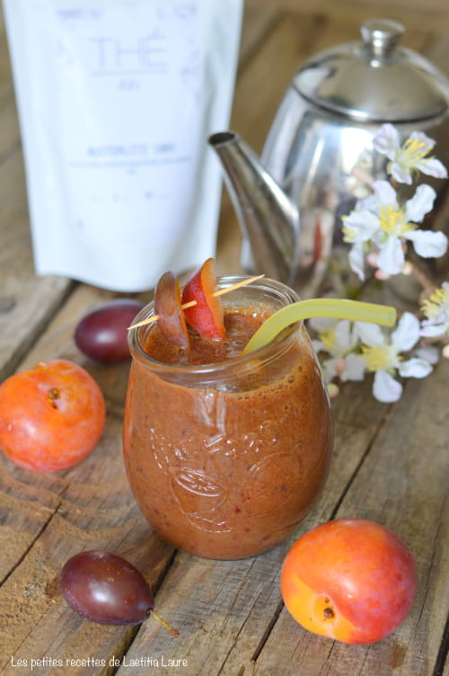 Smoothie aux quetsches, prunes jaunes, thé vert et cannelle