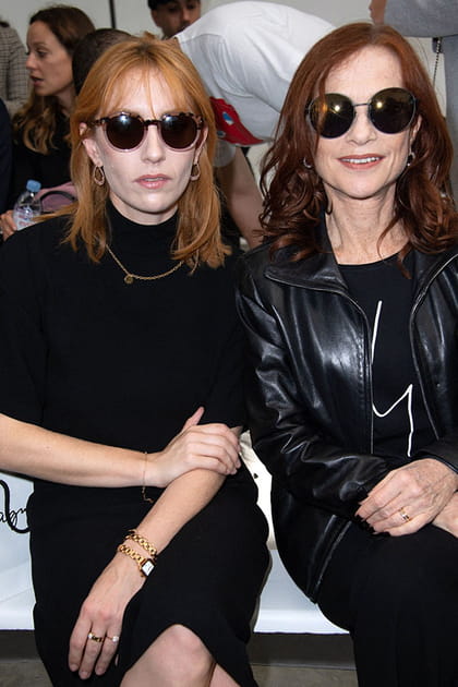 Lolita Chammah et Isabelle Huppert au d&eacute;fil&eacute; Agn&egrave;s b.