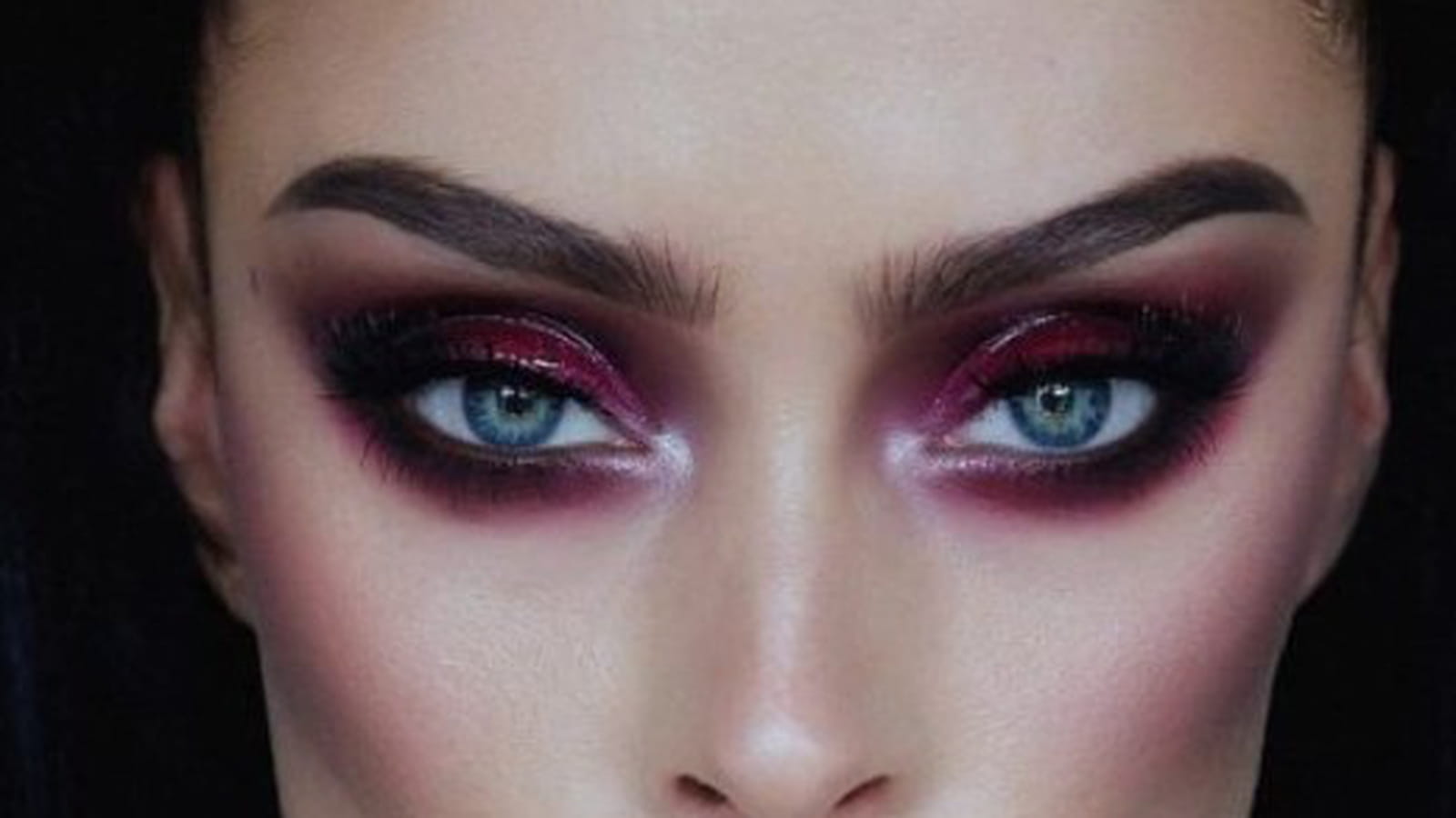 Maquillage gothique magenta glossy