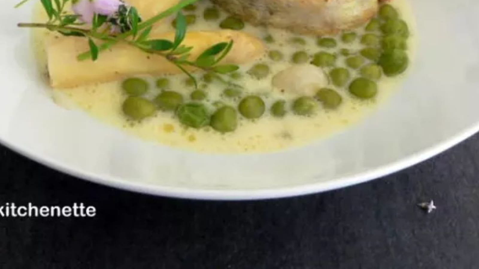 Colin aux petits pois nouveaux et asperges à la crème légère