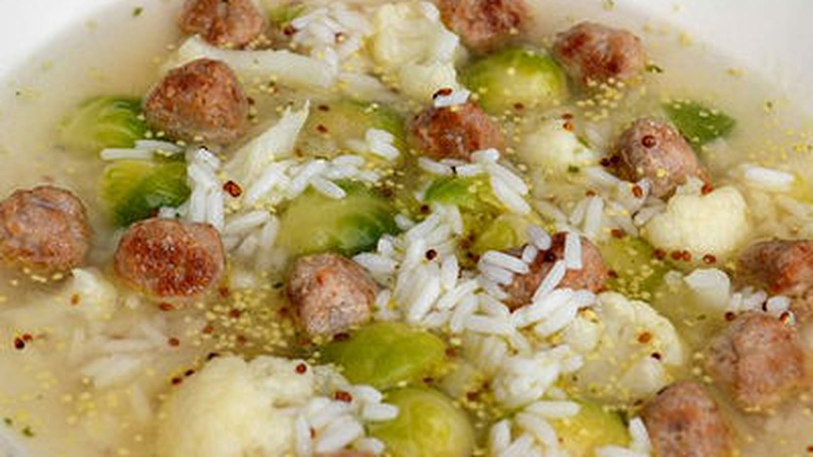 Bouillon aux choux, boulettes parmesan, riz et moutarde