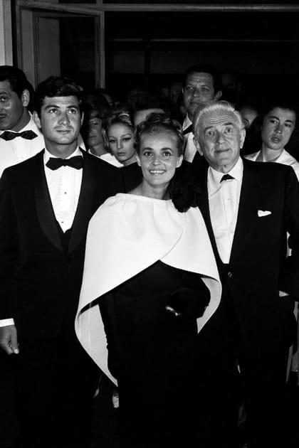 Jeanne Moreau en robe noire et cape