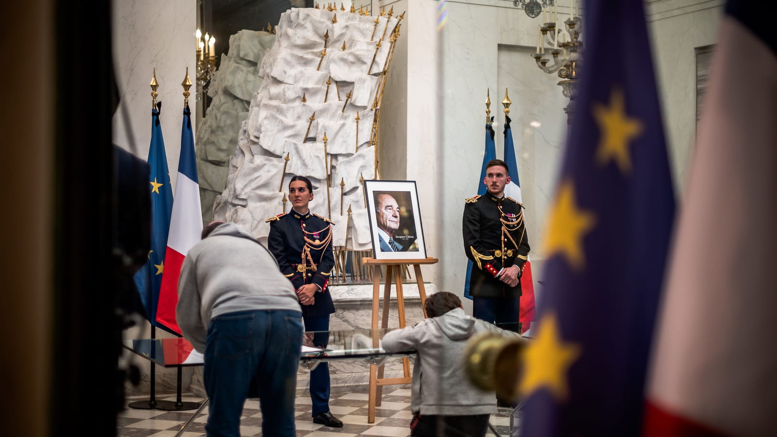 Les Français ont pu présenter leurs condoléances dans un recueil mis à disposition, à l'Elysée