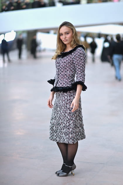 Lily-Rose Depp en ensemble tweed Chanel