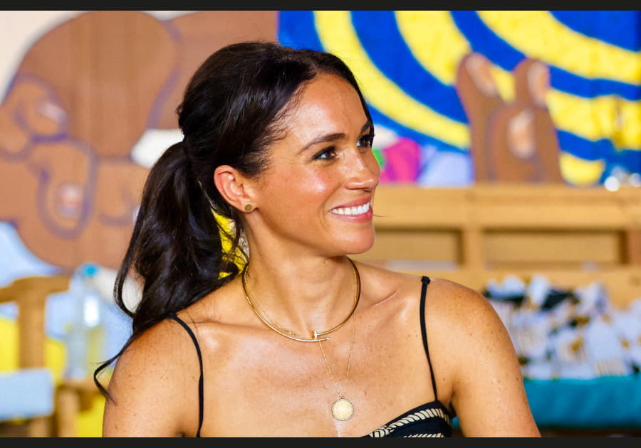 La queue-de-cheval boucl&eacute;e de Meghan Markle