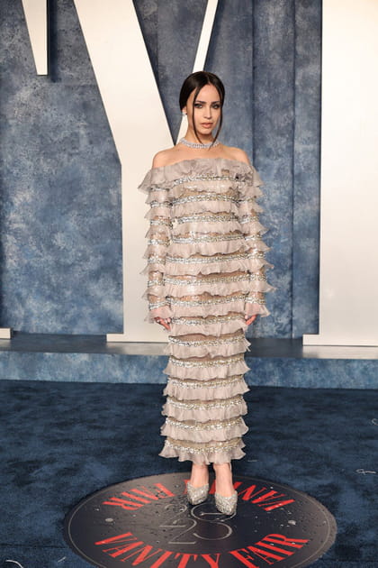 Sofia Carson en robe beige à volants et encolure Bardot Valentino