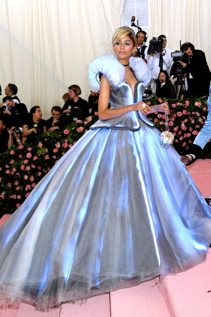 Zendaya en robe bleue nacrée Tommy Hilfiger