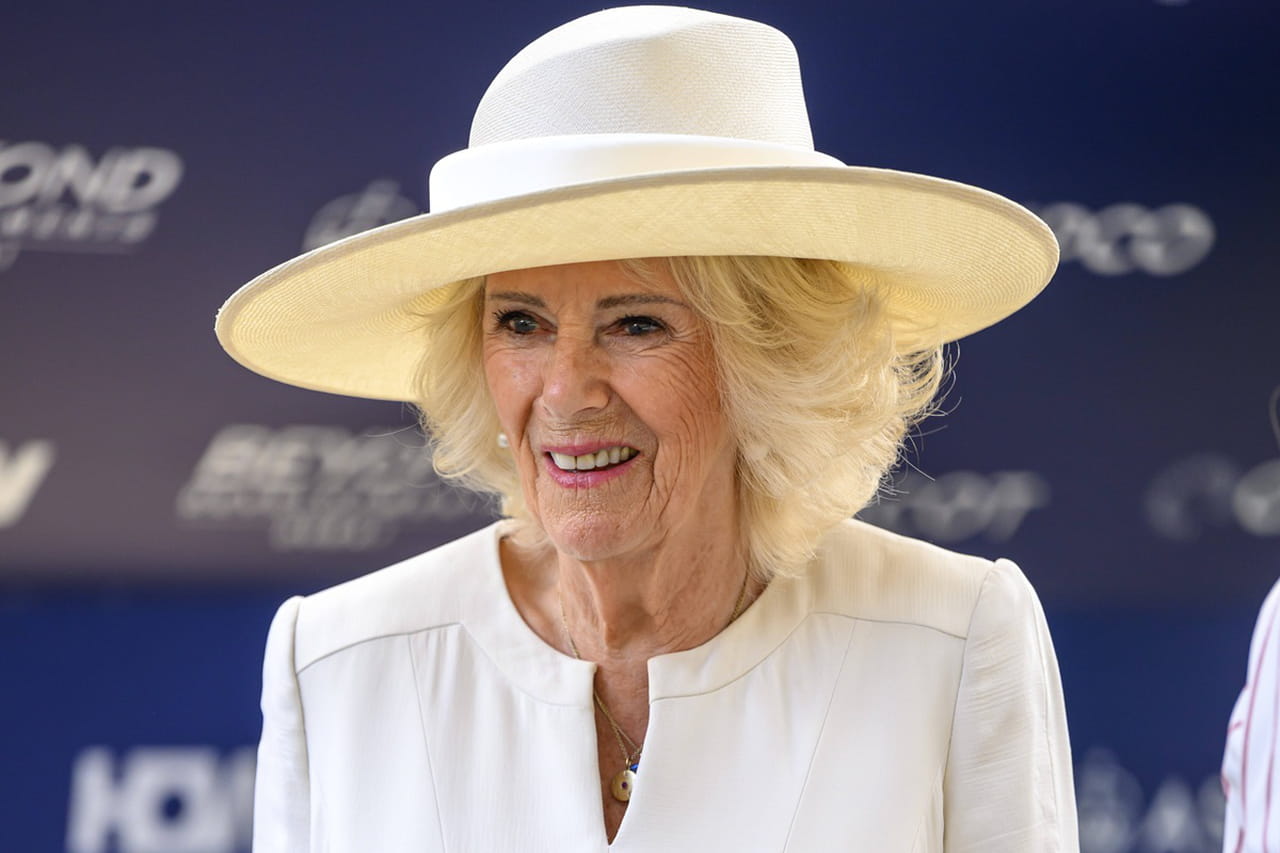 Il n'y a qu'elle pour oser les porter en public - la reine Camilla a crÃ©Ã© l'Ã©vÃ©nement...