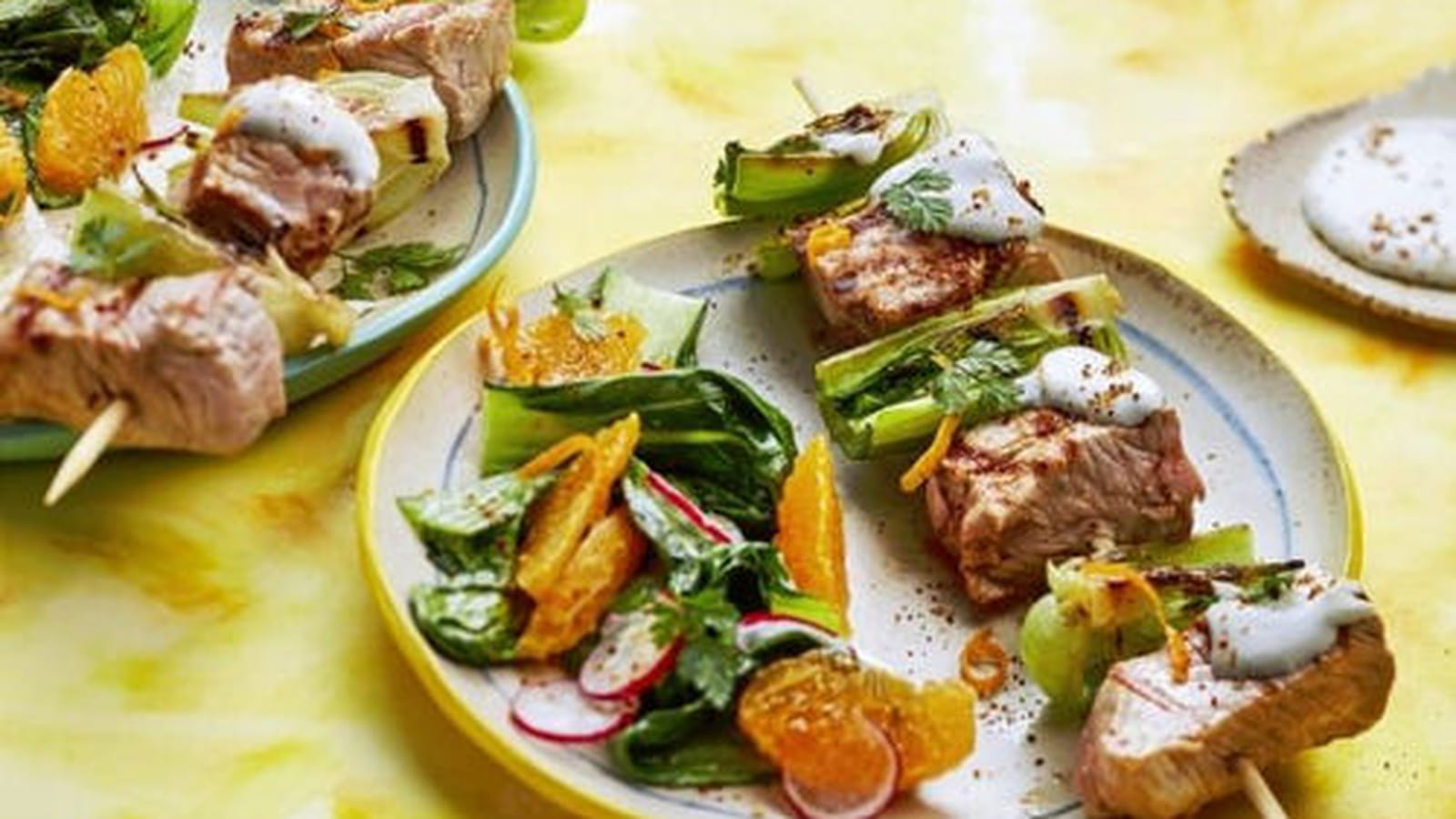 Brochettes de veau grillées pak choi sauce au fromage bleu orange