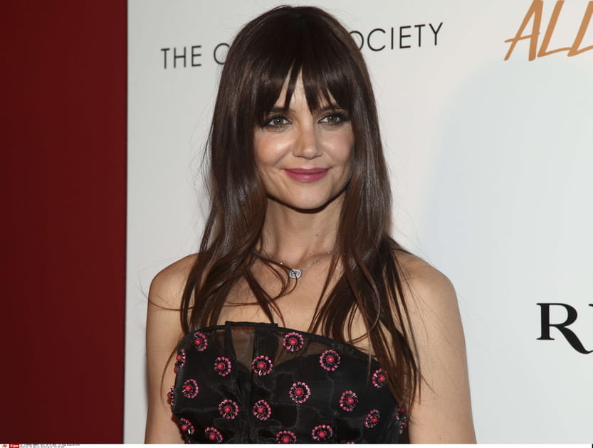 Les cheveux longs et la frange effil&eacute;e de Katie Holmes