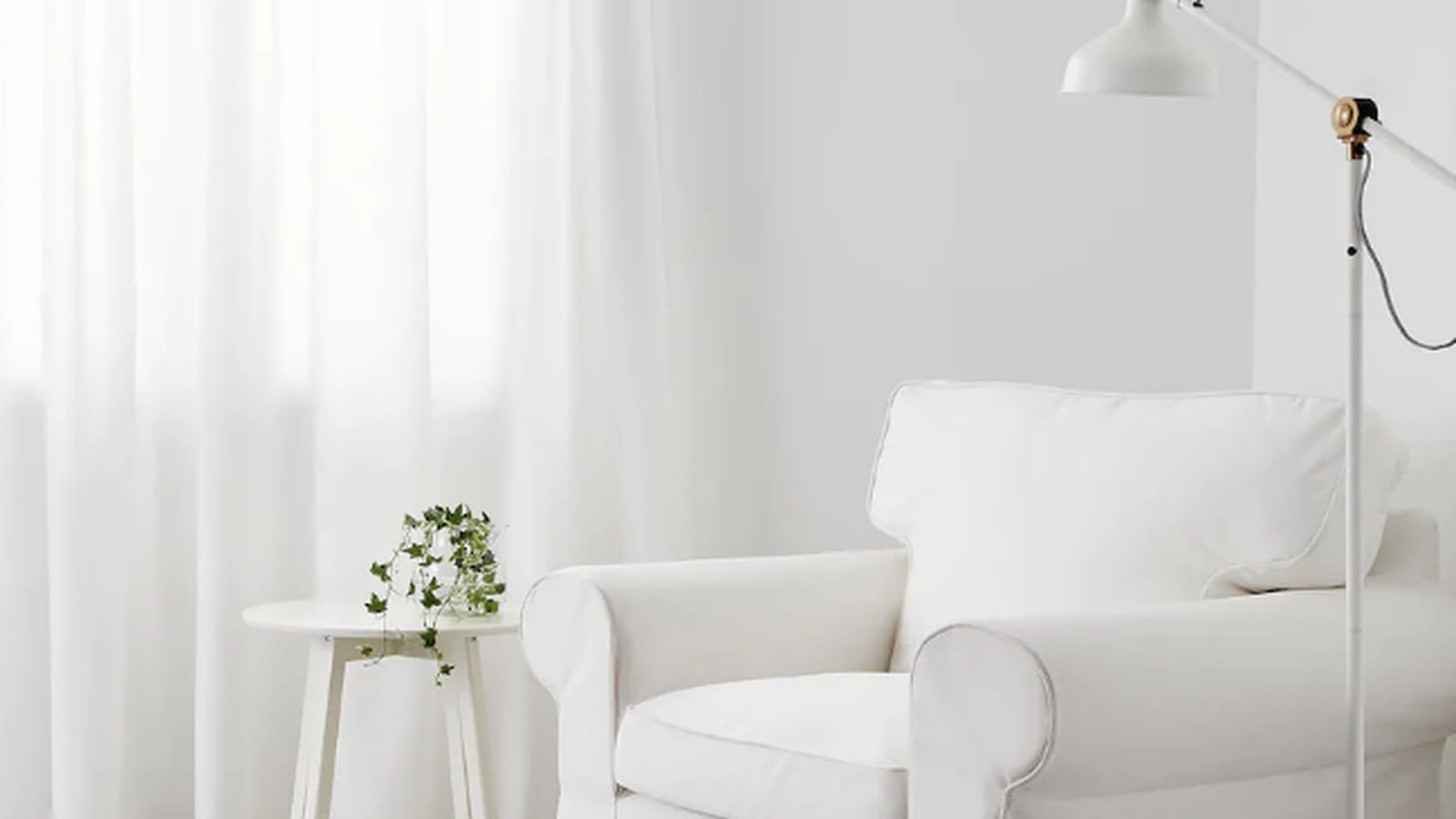 Aux pieds du fauteuil