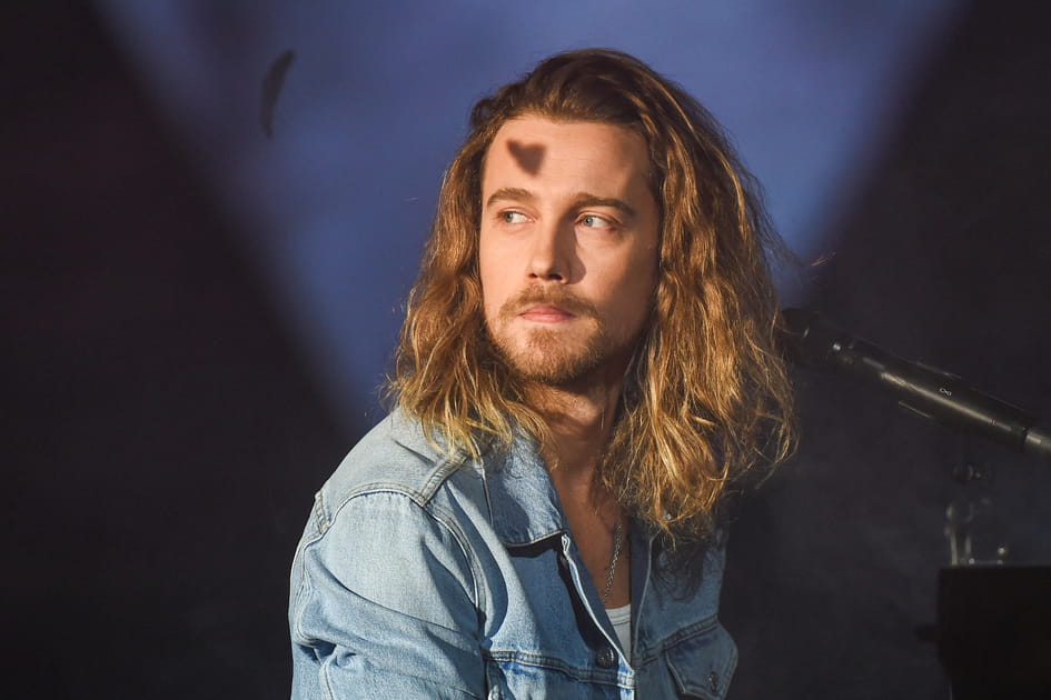 Julien Dor&eacute;, cheveux longs