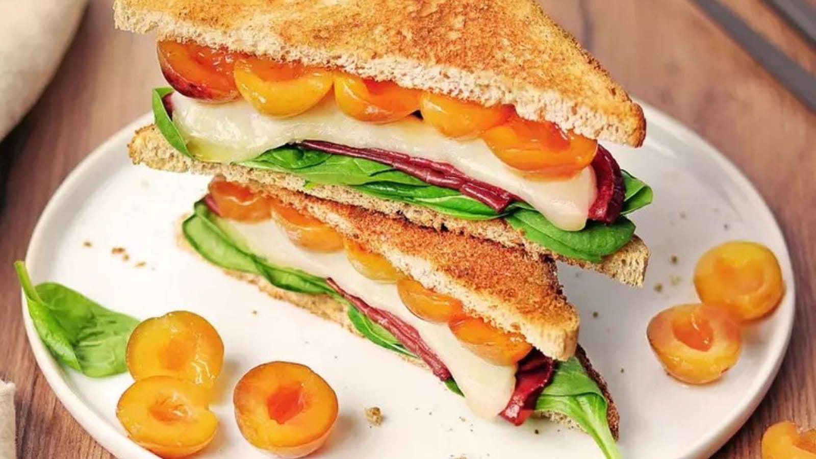 Croque-Mirabelles de Lorraine à la tomme de brebis, bresaola & feuilles d’épinards