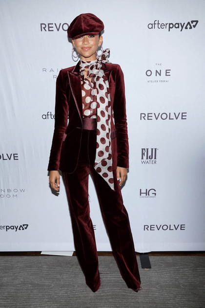 Zendaya en costume lie de vin et top à pois Tommy x Zendaya