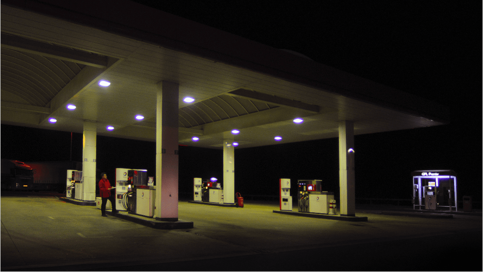 Marc, pompiste dans une station-service, autoroute de Normandie, France, 2008
