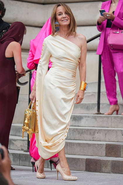 Philippine Leroy-Beaulieu en robe beige asymétrique au défilé Schiaparelli haute couture automne-hiver 2023-2024