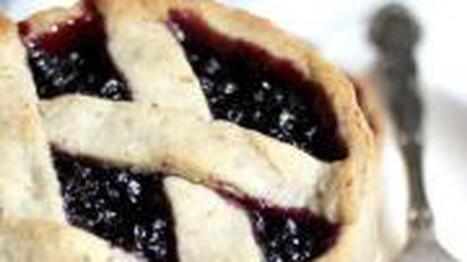 Tartelettes aux airs rustiques cerises noires et noix