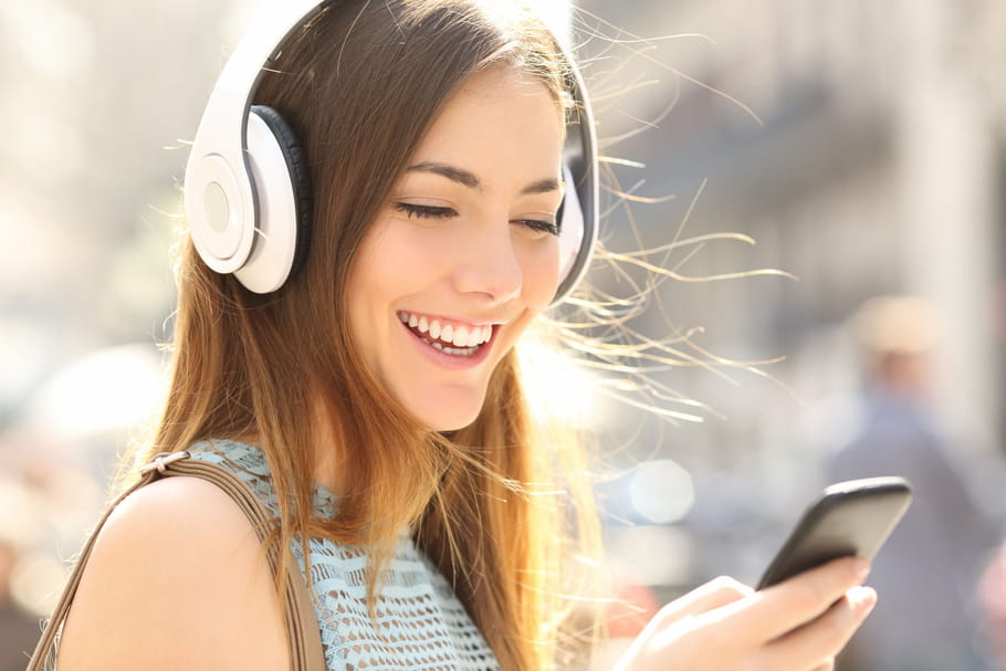 Perte auditive chez l'ado : une nouvelle norme pour les smartphones ?