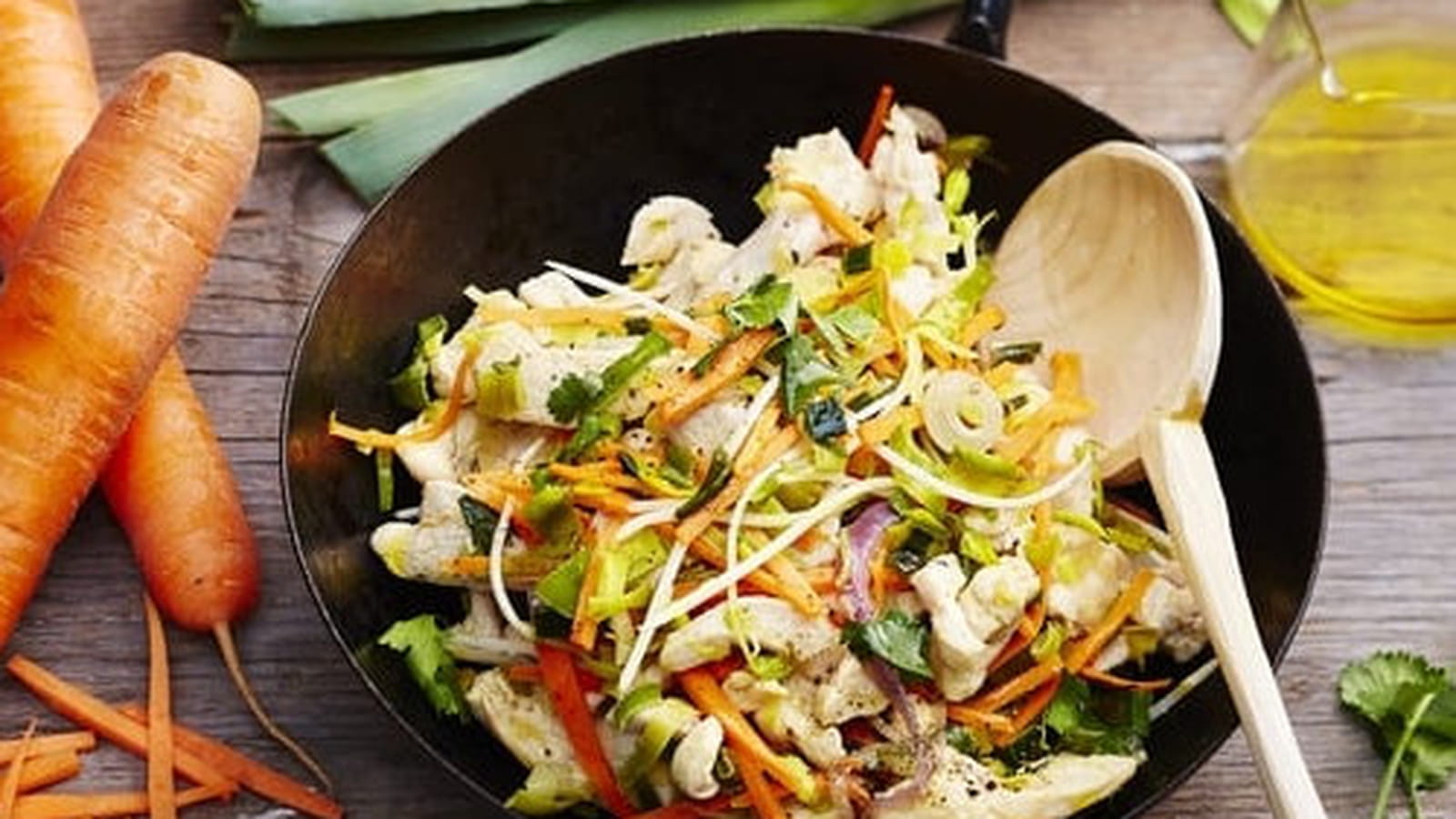 Wok de poulet sauté au soja, poireaux et carottes