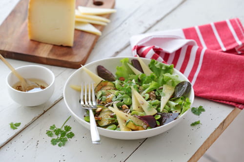 Salade de printemps, AOP Ossau-Iraty, sauce au miel et graines