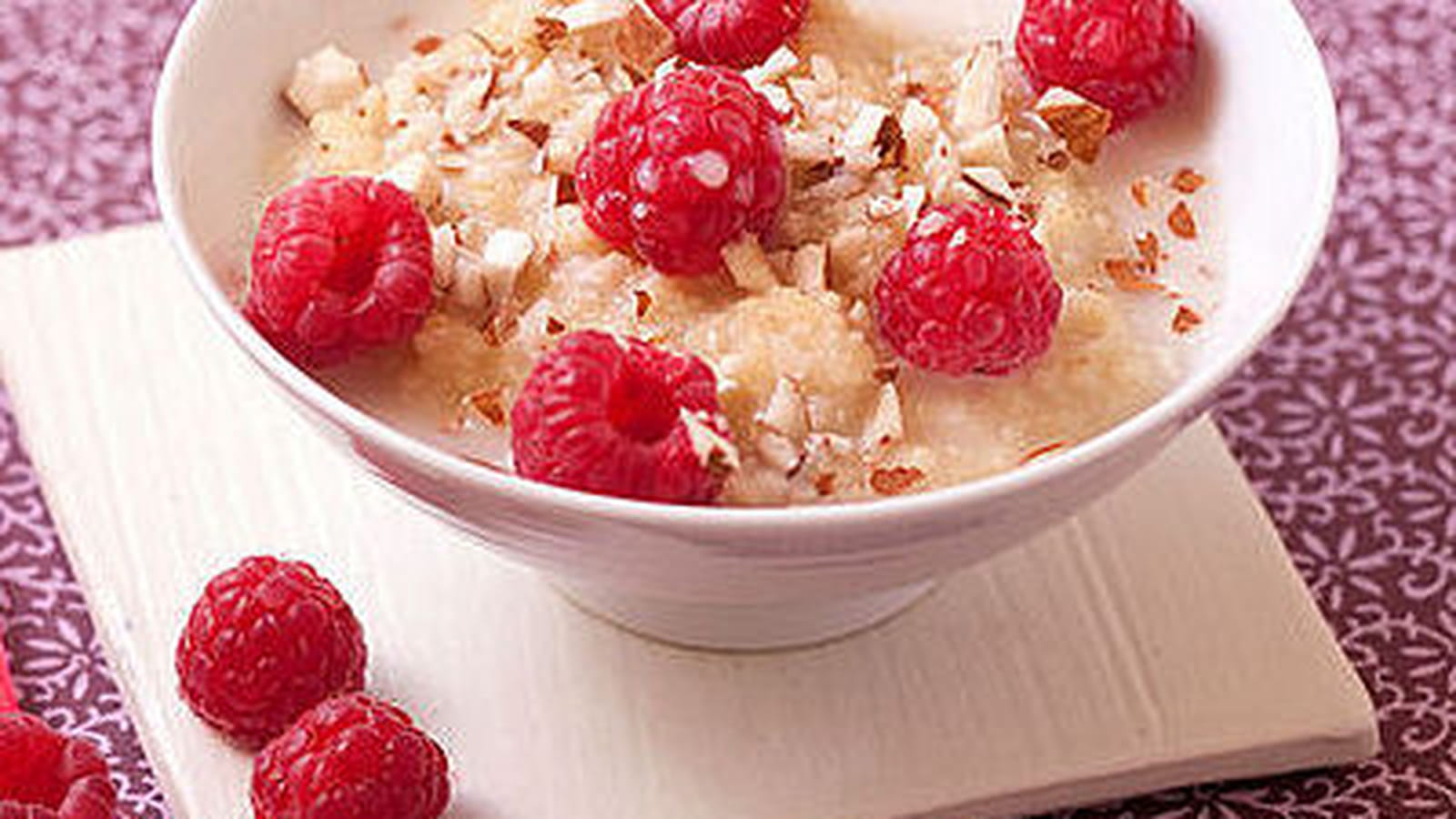 Porridge aux flocons de millet, amandes et framboises