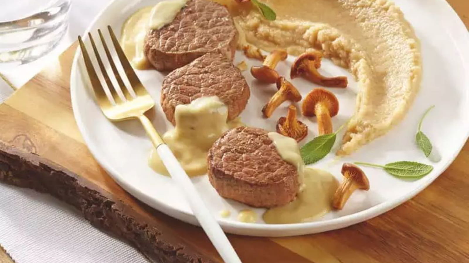 Médaillons de bœuf, sauce au foie gras et déclinaison de céleri en différentes textures