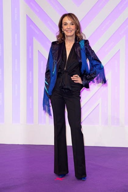 Philippine Leroy-Beaulieu en veste bicolore &agrave; franges et chemise &agrave; d&eacute;collet&eacute; plongeant Barbara Bui