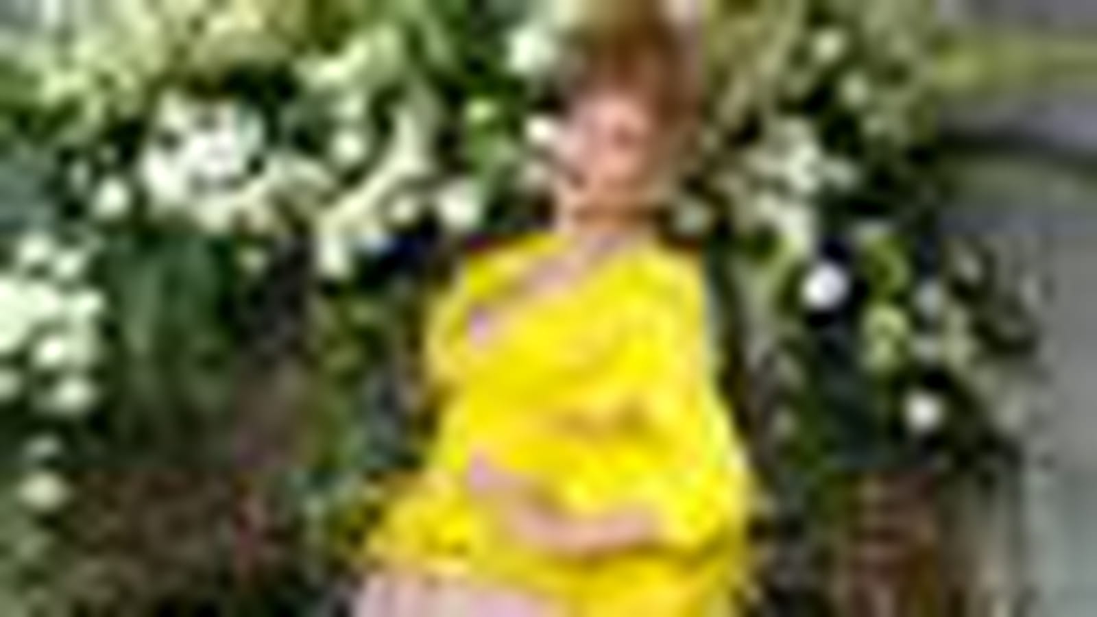 Ensemble veste jaune et jupe en voile