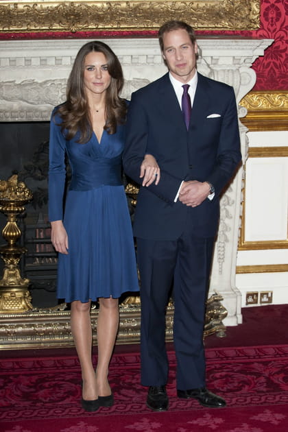 Kate Middleton en robe saphir d&eacute;collet&eacute;&nbsp;Issa