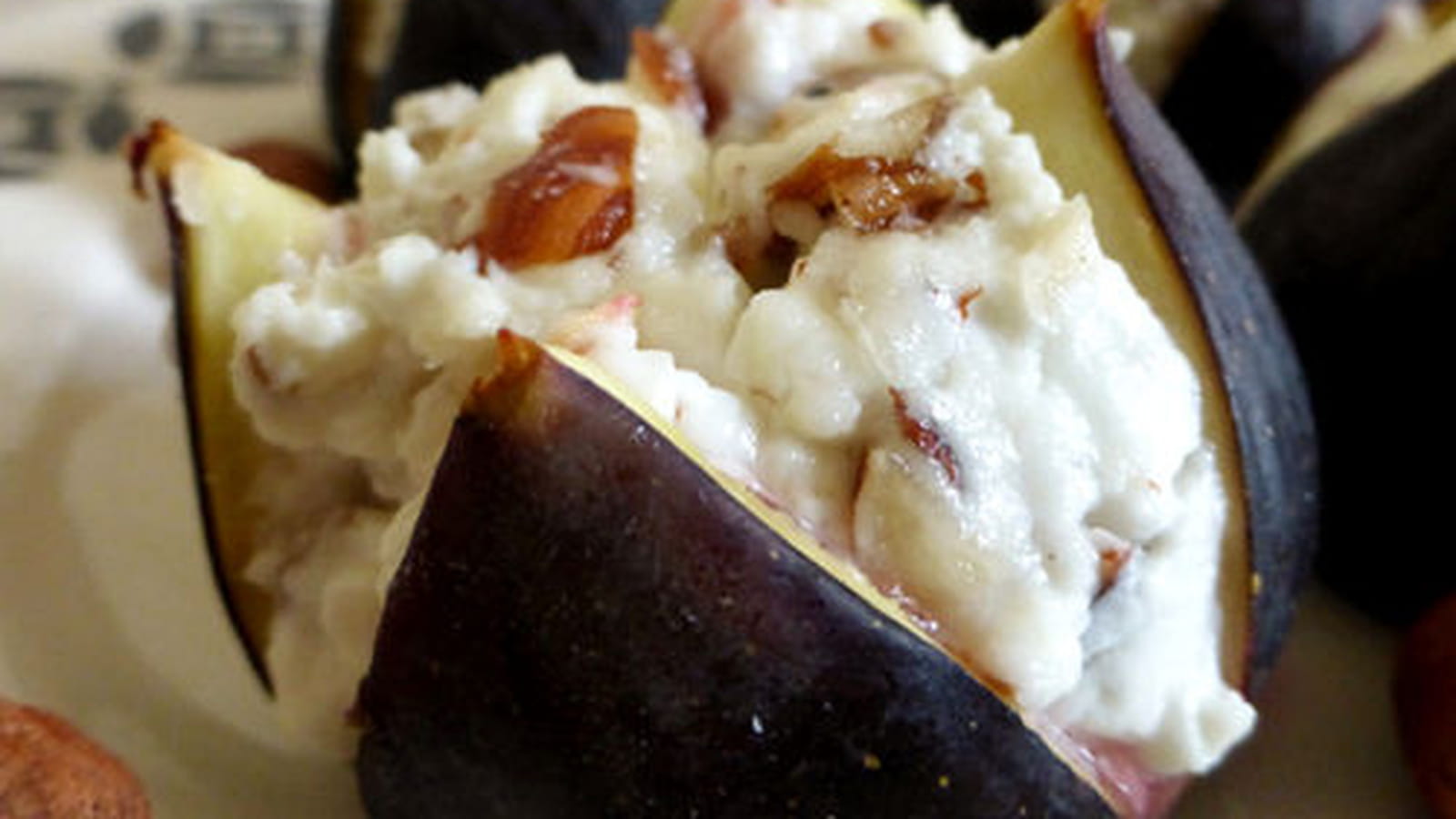 Figues farcies au chèvre frais, miel et noisettes