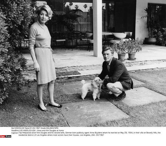 Kirk et Anne Buydens dans leur villa de Beverly Hills en 1967