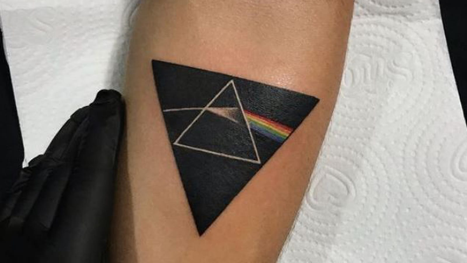 Prisme de couleurs sur l'avant-bras