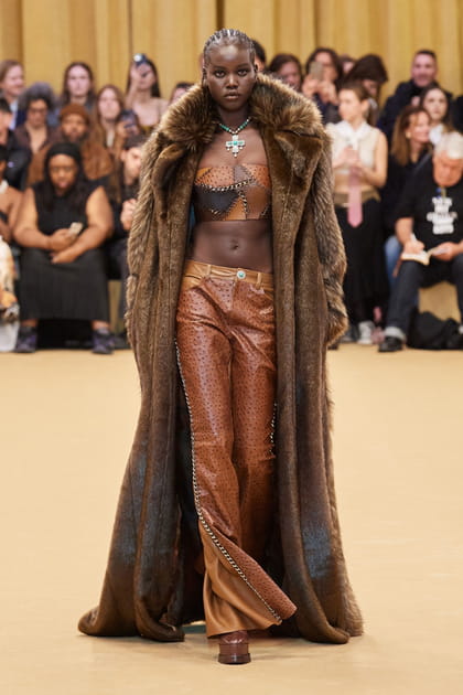 Pantalon en cuir marron, top patchwork en manteau en fourrure aper&ccedil;us sur le d&eacute;fil&eacute; Roberto Cavalli&nbsp;