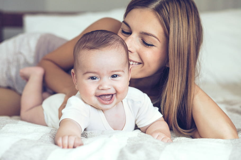 Pour que votre bébé vous reconnaisse, placez-vous sur sa gauche !
