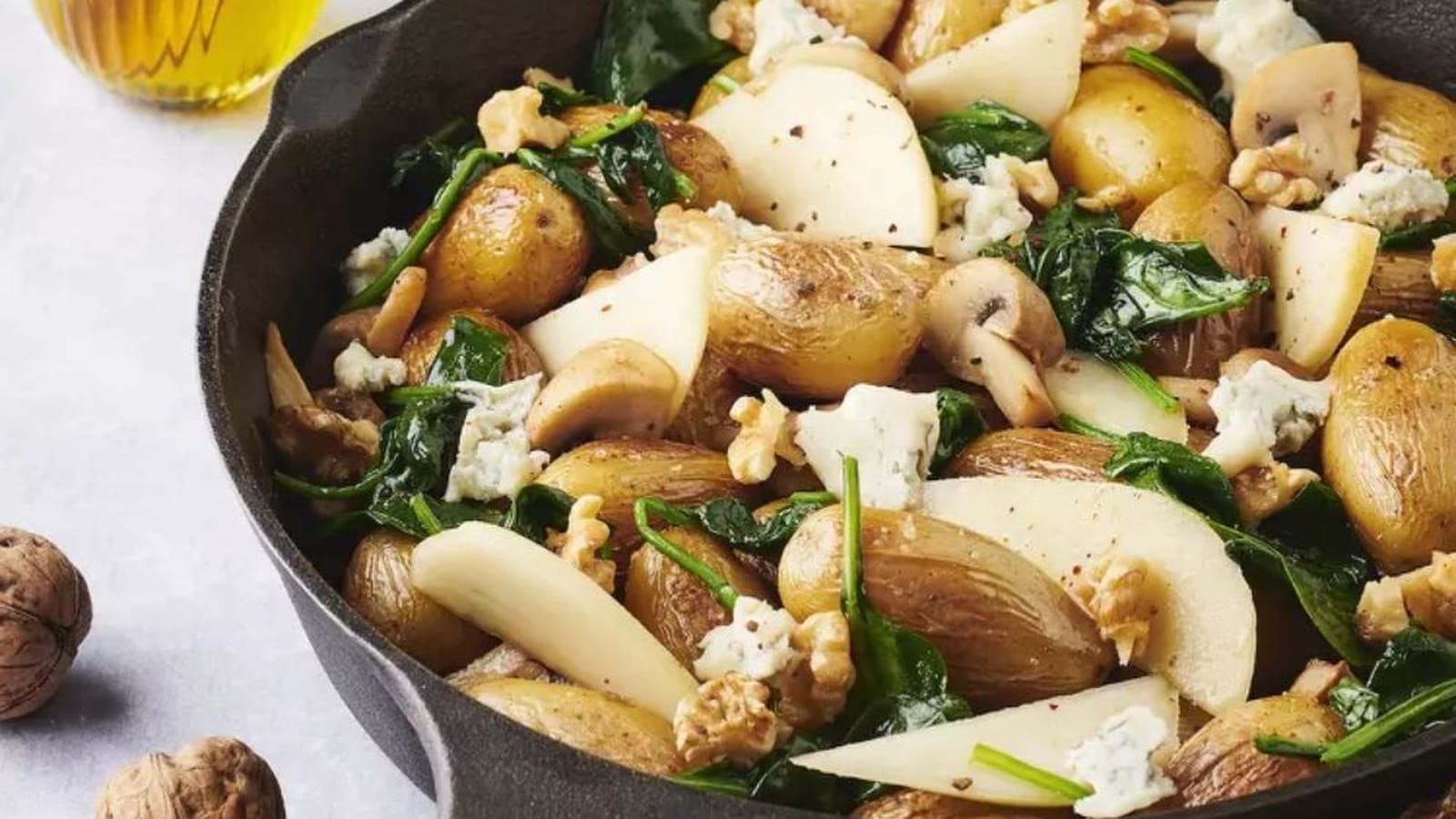 Poêlée pommes de terre, champignons, épinard, poires, gorgonzola et noix